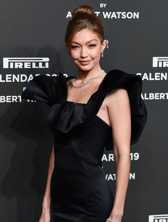 Model AS Gigi Hadid berpose menjelang peluncuran Kalender Pirelli 2019 di Pirelli HangarBicocca di Milan (5/12). Dalam Kalender Pirelli 2019 tersebut Gigi Hadid sebagai model sosial. (AFP Photo/Miguel Medina)