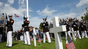 Marinir AS melakukan tembakkan saat upacara Hari Peringatan Perang Dunia I di Pemakaman Amerika Aisne-Marne di Belleau, Prancis (27/5). Di tempat tersebut ada sekitar 2.000 orang Amerika yang dimakamkan. (AP Photo / Virginia Mayo)