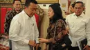 Menko PMK Puan Maharani berbincang dengan Menpora Imam Nahrawi sebelum sidang kabinet paripurna di Istana Negara, Jakarta, Jumat (9/9). Sidang kabinet paripurna membahas hasil kunjungan Presiden Jokowi ke Tiongkok dan Laos. (Liputan6.com/Faizal Fanani)