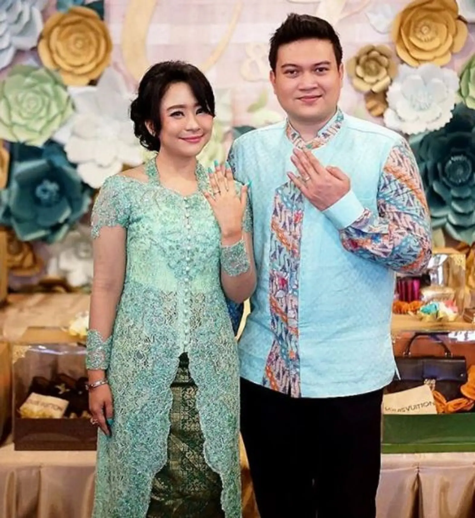 Chikita Meidy memamerkan cincin lamarannya bersama Indra Adhitya (Instagram/@chikitameidy)