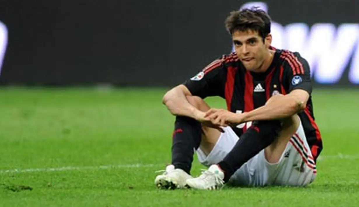 AC Milan&#039;s Brazilian midfielder Kaka reacts during his team&#039;s Italian Serie A match against Juventus on May 10, 2009 at San Siro Stadium in Milan. The match ended in a 1-1. AFP PHOTO/GIUSEPPE CACACE