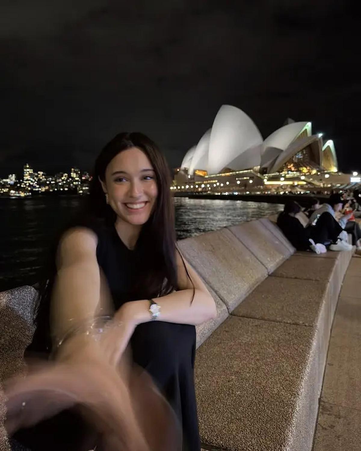 6 Potret Gaya Chic Yasmin Napper Liburan di Australia, Elegan Minimalis
