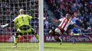 5. Pemain Sunderland, Wahbi Khazri, berusaha membobol gawang Leicester pada laga Liga Premier Inggris di Stadion of Light, Sunderland, Minggu (10/4/2016). Sunderland takluk 0-2 dari Leicester. (Reuters/Russell Cheyne)