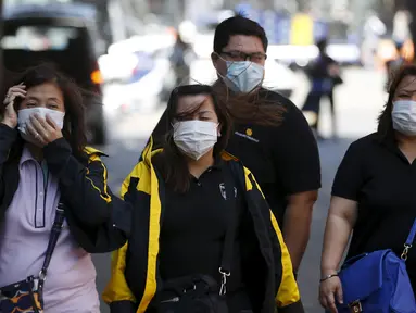 Sejumlah warga mengenakan masker saat berjalan di pusat perbelanjaan Myeongdong di Seoul, Korea Selatan, Rabu (3/6/2015). Korea Selatan siaga satu menghadapi wabah virus mematikan Middle East Respiratory Syndrome (MERS). (REUTERS/Kim Hong-Ji)