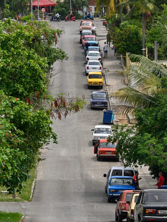 Kekurangan bahan bakar yang parah telah melumpuhkan semua transportasi umum dan pribadi, menyebabkan antrean sepanjang satu mil di pom bensin. (Photo by ADALBERTO ROQUE / AFP)