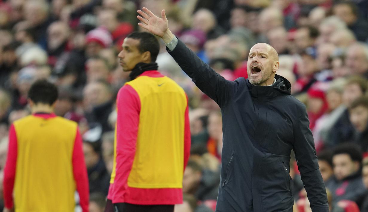 Pelatih Manchester United, Erik ten Hag berteriak kepada para pemainnya saat menghadapi Liverpool pada laga lanjutan Liga Inggris 2022/2023 di Anfield Stadium, Liverpool (5/3/2023). Erik ten Hag juga mengancam para pemainnya untuk terdegradasi bermain bersama tim U-21 jika kembali mengalami kekalahan memalukan seperti saat dikalahkan Liverpool. (AP Photo/Jon Super)