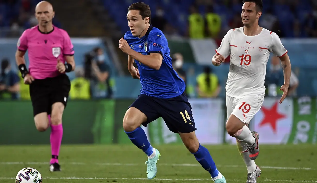 Penyerang Italia, Chiesa membawa bola saat bertanding melawan Swiss pada pertandingan grup A Euro 2020 di stadion Olimpiade di Roma, Italia, Rabu (16/6/2021). Italia menang atas Swiss dengan skor 3-0.   (Andreas Solaro/Pool Photo via AP)