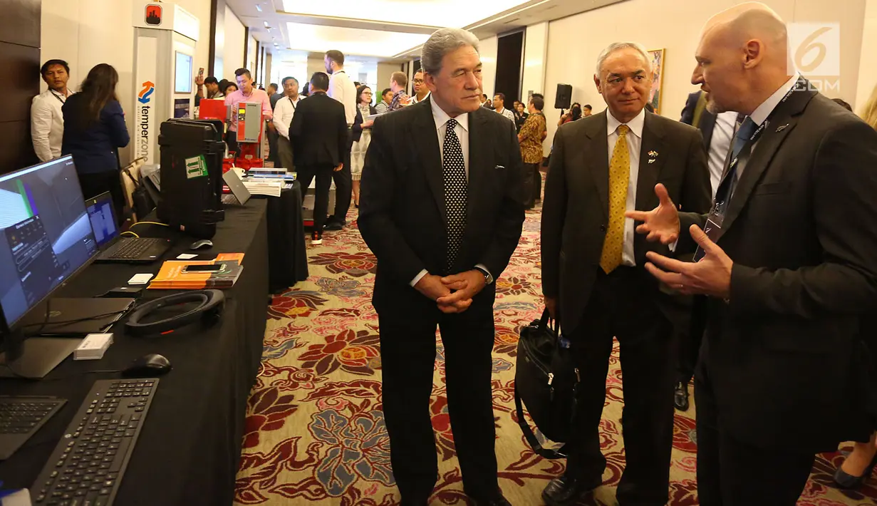 Wakil PM sekaligus Menlu Selandia Baru, Winston Peters (kiri) mengunjungi booth perusahaan-perusahaan Selandia Baru di New Zealand Tech Day 2018, Jakarta, Kamis (4/10). Acara ini diikuti oleh lebih dari 100 orang stakeholder di Indonesia. (Foto:Istimewa)