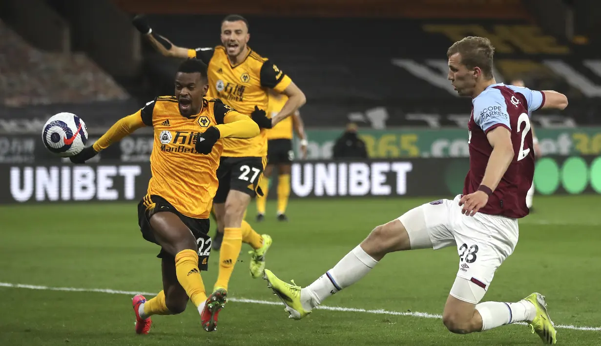 Gelandang West Ham United, Tomas Soucek (kanan) melepaskan tendangan ke gawang Wolverhampton Wanderers dalam laga lanjutan Liga Inggris 2020/2021 pekan ke-30 di Molineux Stadium, Senin (5/4/2021). West Ham menang 3-2 atas Wolverhampton. (AP/Nick Potts/Pool)