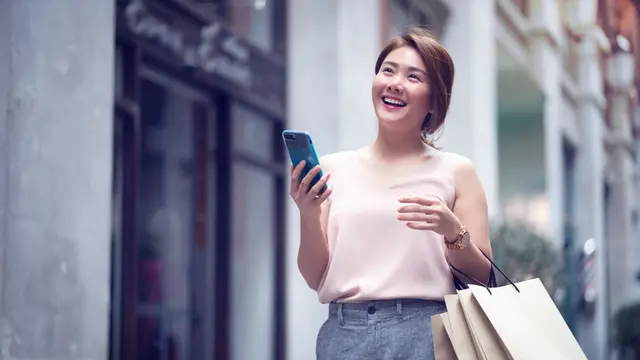 perempuan dan belanja sendiri