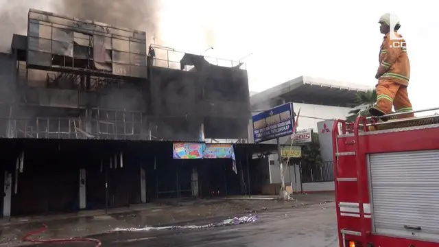 Sebuah toko kembang api di Mataram terbakar saat ditinggalkan pemiliknya. Api merembet hingga ke 7 ruko lainnya.
