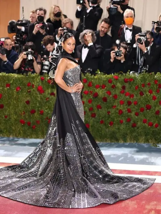 <p>Terakhir, penampilan Alicia Keys sukses menuai decak kagum publik. Tampil sesuai tema ‘ In America: An Anthology of Fashion,” Alicia Keys tampil dengan gaun peran dan jubah hitam yang disulam berbentuk kota New York. (Instagram/marieclairemagz).</p>