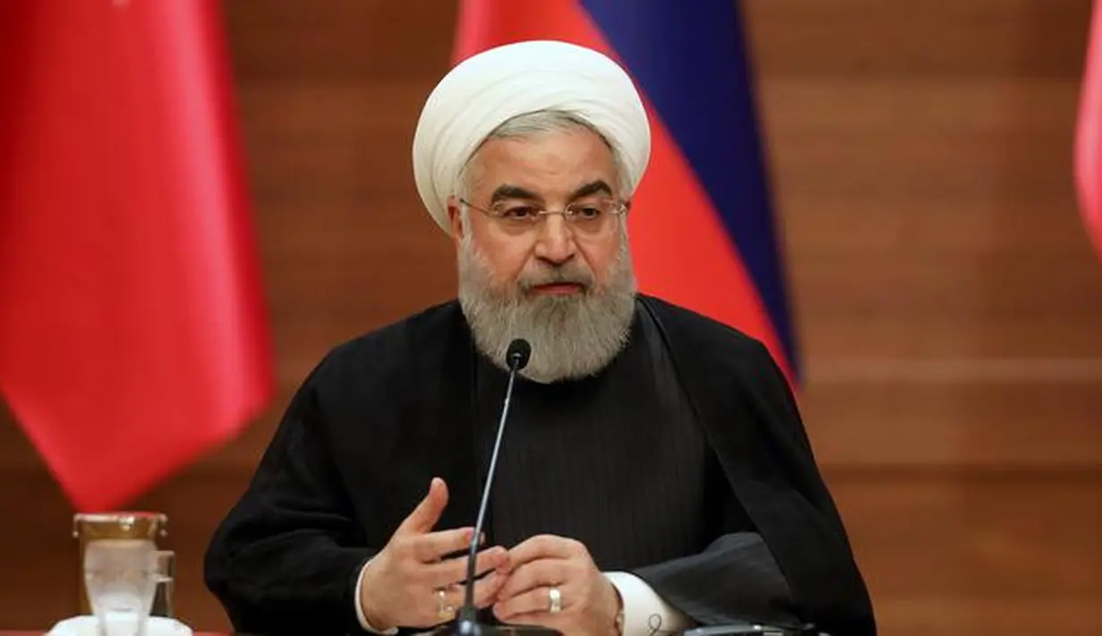 Presiden Iran Hassan Rouhani berbicara dalam pertemuan dengan Presiden Turki Recep Tayyip Erdogan dan Presiden Rusia Vladimir Putin terkait perdamaian Suriah di Ankara, Turki, Rabu (4/4). (AFP PHOTO/ADEM ALTAN)