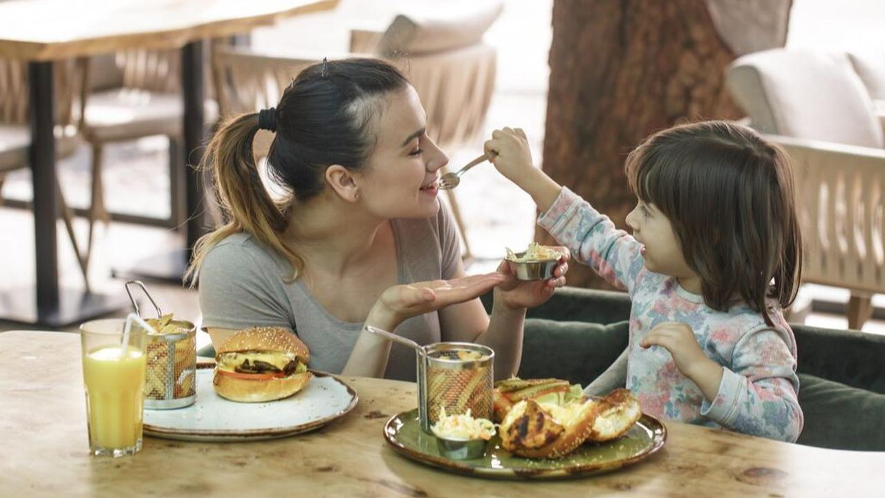 5. Berbagi Alat Makan dengan Anak