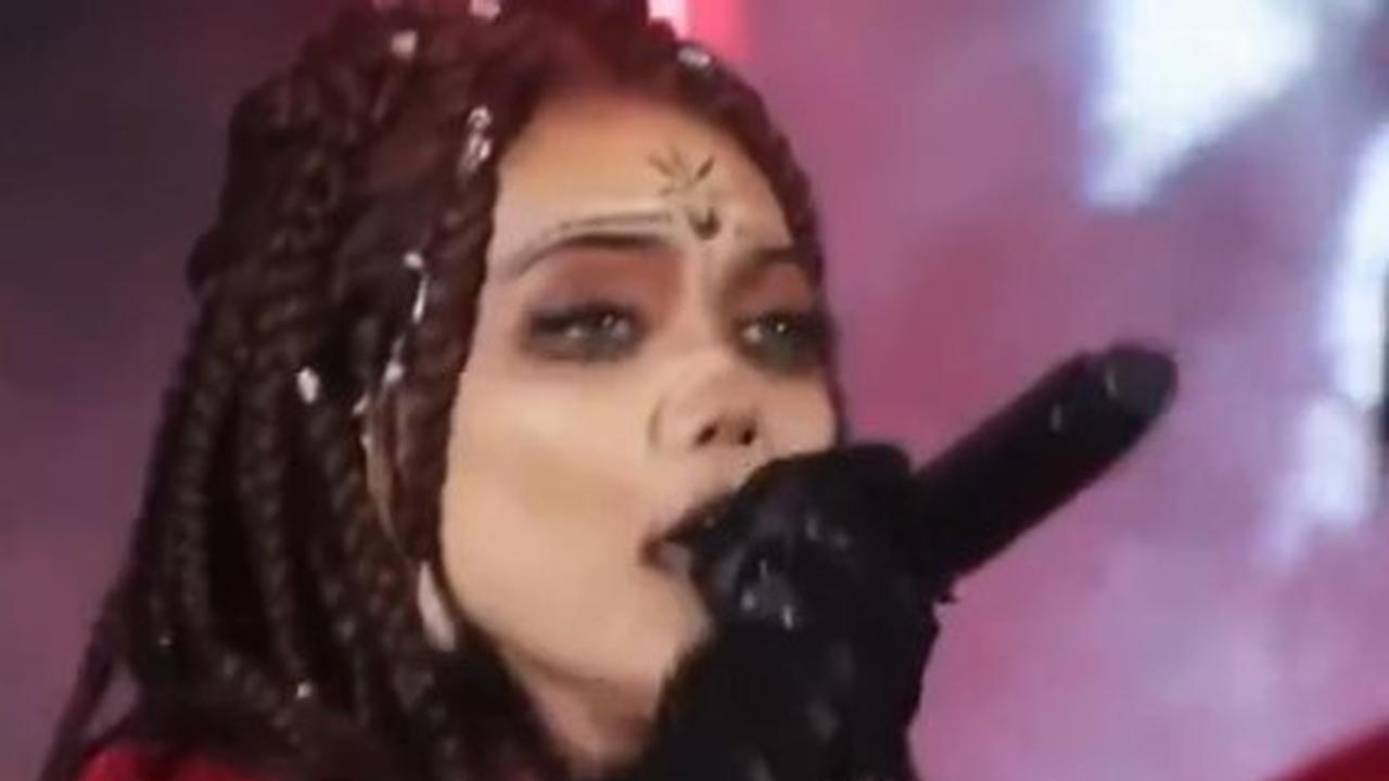 7 Potret Rina Nose Jadi Vokalis Grup Band Metal, Tampil Mode Serius - Badass