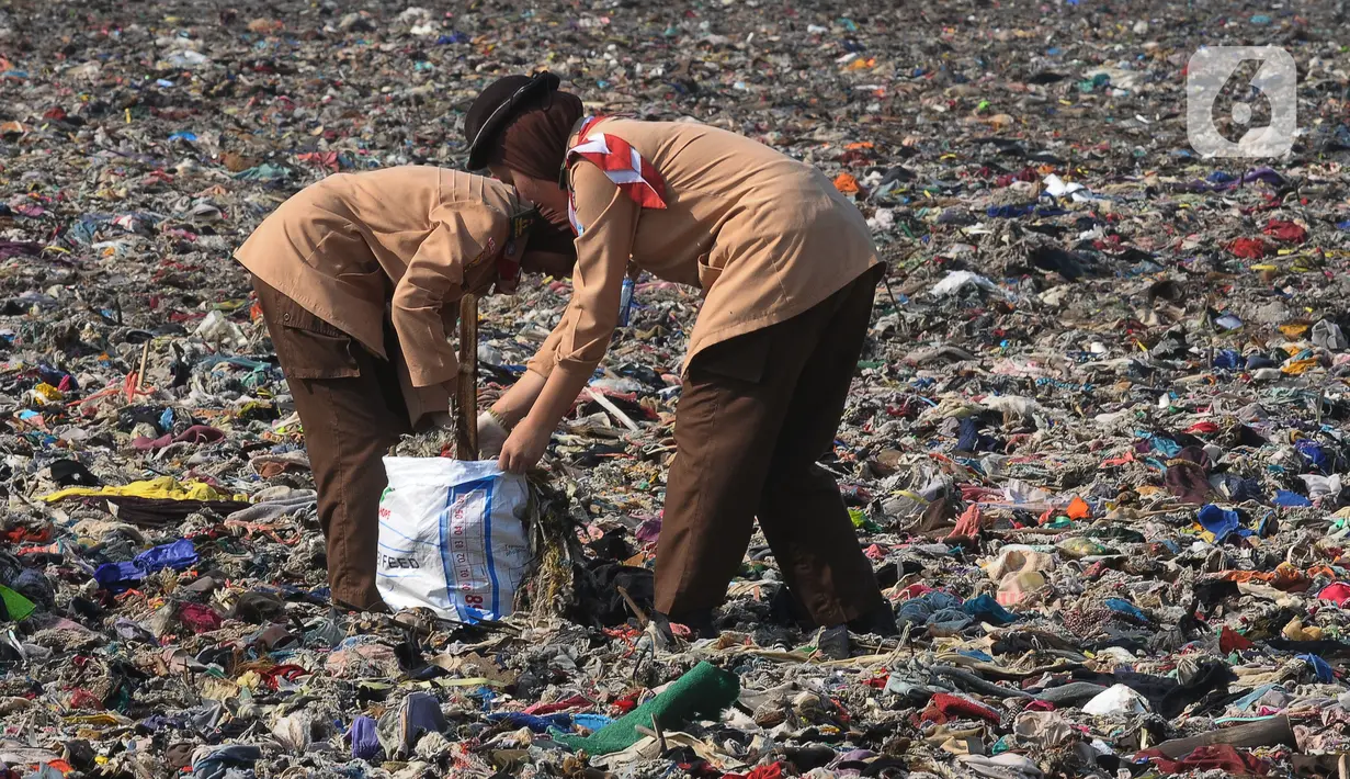 Aksi tersebut untuk membersihkan Pantai Loji dari kumpulan sampah rumah tangga yang berasal dari muara sungai Cimandiri. (merdeka.com/Imam Buhori)