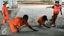 Petugas PPSU melakukan perbaikin arena skate board di taman Interaktif FO Klender yang sebelumnya berlubang dan rusak parah, Jakarta, Rabu (10/2). Usai mendapatkan instruksi Gubernur DKI Jakarta, taman langsung diperbaiki. (Liputan6.com/Yoppy Renato)