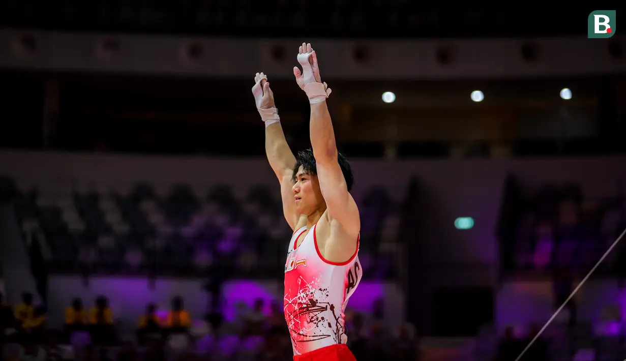 Pesenam putra Jepang, Daiki Hashimoto bersiap dalam nomor palang sejajar pada babak kualifikasi Kejuaraan Dunia Gimnastik 2025 di Indonesia Arena, Senayan, Jakarta, Minggu (19/10/2025). (Bola.com/Bagaskara Lazuardi)