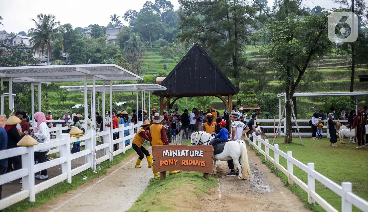Suasana di Cimory Dairyland, Puncak, Bogor, Jawa Barat, Minggu (31/10/2021). Pelonggaran PPKM dimanfaatkan masyarakat untuk berlibur ke tempat wisata dengan tetap memberlakuan protokol kesehatan COVID-19. (Liputan6.com/Faizal Fanani)