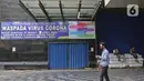 Warga berjalan melintasi Pasar Tanah Abang yang tutup di Jakarta, Senin (6/4/2020). Pemerintah Provinsi DKI Jakarta memperpanjang penutupan sementara Pasar Tanah Abang hingga 19 April 2020 sebagai bentuk pencegahan penyebaran corona COVID-19. (Liputan6.com/Herman Zakharia)