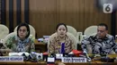 Ketua DPR Puan Maharani (tengah), Wakil Ketua DPR Sufmi Dasco Ahmad (kanan), dan Menkeu Sri Mulyani saat rapat konsultasi di Ruang Pansus B, Kompleks Parlemen, Jakarta, Senin (16/12). Rapat diikuti oleh Menteri Keuangan, pimpinan DPR, Komisi XI, Komisi VII, dan Banggar. (Liputan6.com/Johan Tallo)