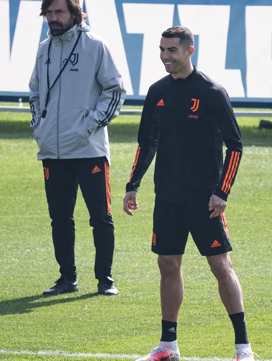 Penyerang Juventus, Cristiano Ronaldo (kanan) saat mengikuti sesi latihan tim di pusat pelatihan Juventus di Turin (8/3/2021). Ronaldo dan rekan-rekannya wajib meraih kemenangan dengan selisih dua gol atau minimal dengan skor 1-0 demi lolos ke babak perempat final Liga Champions musim ini.