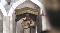 Khotib menyampaikan khotbah tanpa mikrofon saat Salat Jumat di Masjid Jami'e Baitussalam, Cipinang, Jakarta, Jumat (10/4/2020). Seperti diketahui kegiatan keagamaan di tempat ibadah merupakan salah satu larangan yang diterapkan PSBB guna mencegah penularan Covid-19. (merdeka.com/Iqbal S. Nugroho)