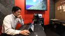 Foto 30 Agustus 2018, pengusaha Hideyuki Aoki bekerja di dalam ruangan karaoke sewaan di Tokyo, Jepang. Pengguna bisa menampilkan gambar langsung dari komputer atau laptop mereka ke layar yang biasa menampilkan lirik lagu. (Toshifumi KITAMURA/AFP)