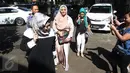 Aktris Elma Theana menyambangi Komisi Perlindungan Anak Indonesia (KPAI), Jakarta, Selasa (20/9). Elma dipanggil KPAI guna dimintai keterangan terkait dugaan pelecehan seksual terhadap anak yang dilakukan Gatot Brajamusti. (Liputan6.com/Immanuel Antonius)