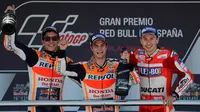 Juara MotoGP Spanyol, Dani Pedrosa (tengah) bersama juara kedua pembalap Repsol Honda, Marc Marquez (kiri) serta juara ketiga pembalap Ducati, Jorge Lorenzo berada di atas podium Sirkuit Jerez, Minggu (7/5). (AP Photo/Miguel Morenatti)