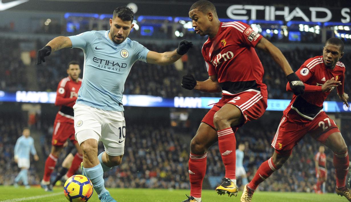 Penyerang Manchester City, Sergio Aguero (kiri) mencoba melewati adangan pemain Watford pada lanjutan Premier League di Etihad stadium, Manchester, (2/1/2018).  City menang 3-1.  (AP/Rui Vieira)