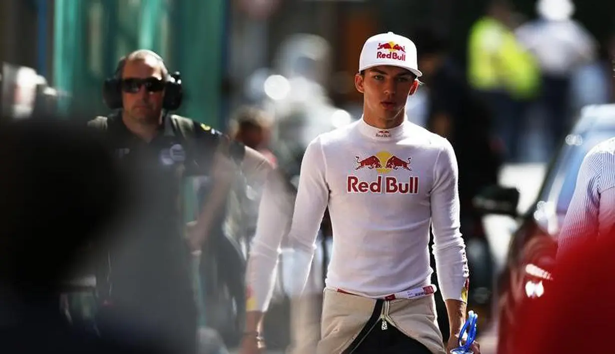 Pebalap berusia 21 tahun asal Prancis, Pierre Gasly, sempat dibidik Toro Rosso. Calon juara GP2 2016 itu akan menjadi komoditi panas pada bursa pebalap F1 2017. (www.gp2series.com)