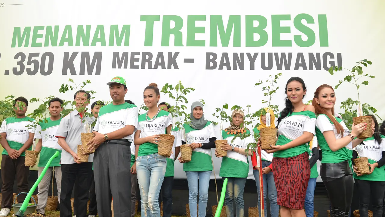 Mahadewi Tanam Pohon Trembesi di Jalur Pantura