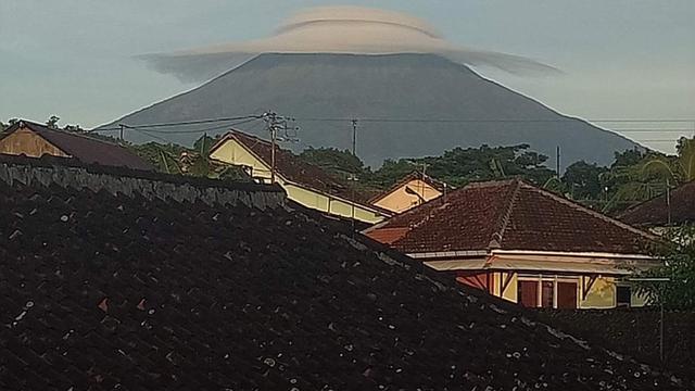 Penyebab Gunung Bertopi