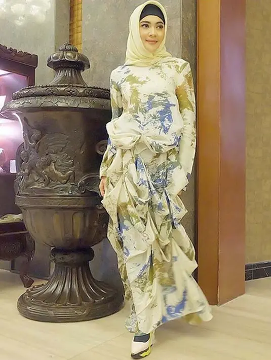 “Terkadang sambil menunggu, atau kalau pas tak ada kerjaan, nyetel Youtube aja. Kan banyak kajian ustaz lewat Youtube,”tutur IDP saat diwawancara secara eksklusif oleh tim Bintang.com beberapa waktu lalu. (Instagram/idp91)