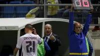 Rafael Benitez berbincang dengan gelandang Madrid, Denis Cheryshev (REUTERS/Marcelo del Pozo)