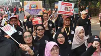 Peserta mengikuti pawai sosialisasi pengawasan Pilkada Serentak 2024 saat Hari Bebas Kendaraan Bermotor, Jalan MH Thamrin, Jakarta, Minggu (22/9/2024). (merdeka.com/Arie Basuki)