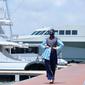Model berlenggak-lenggok di catwalk ponton dermaga yacht, Pantai Marina Boom Banyuwangi, Sabtu (23/10/2021).