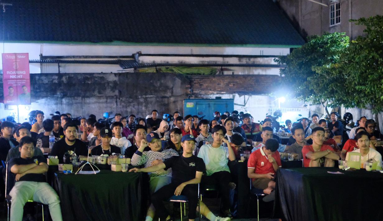 Acara nobar derbi Manchester yang digelar di Kopi Katje, Jambi, Minggu (29/10/2023) malam WIB berlangsung meriah karena dihadiri ratusan orang dari kedua komunitas ternama. Mereka terus memberikan dukungan yang meriah sepanjang pertandingan kepada Manchester United dan Manchester City. (Istimewa)