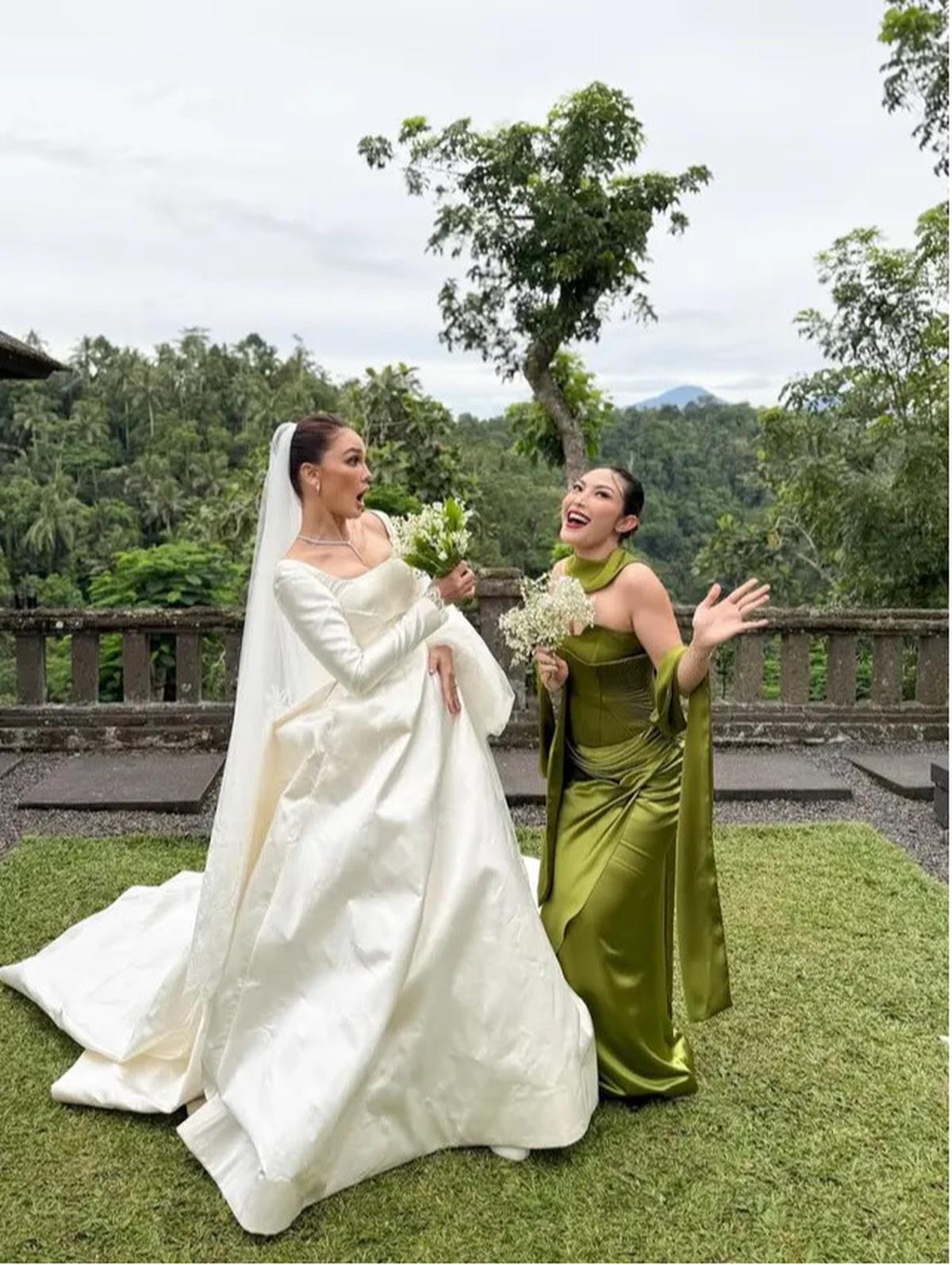 Ayu Dewi di Pernikahan Luna Maya dan Maxime Bouttier