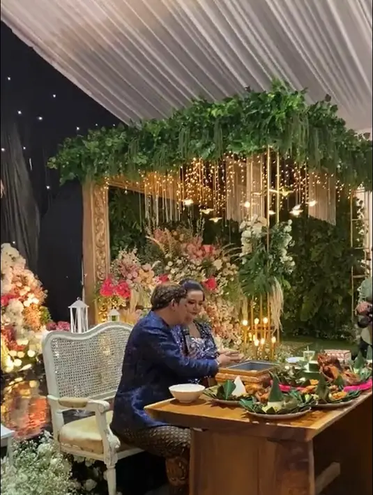 Mitoni salah satu tradisi upacara adat Jawa saat perempuan hamil tujuh bulan. Selamatan saat usia janin tujuh bulan. Kalau untuk Jawa Timur mitoni disebut dengan tingkeban. Mitoni sebagai memohon keselamatan calon bayi dan ibu-nya atau untuk yang bersifat menolak bala. [Instagram/ourday.decorasi]