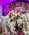Dalam potret keluarga besar yang dibagikan Geni Faruk, terlihat mereka kompak kenakan busana nuansa pastel. [@ashanty_ash/@genifaruk]