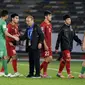 Pelatih Timnas Vietnam, Park Hang-seo, dengan pemainnya setelah laga di Piala Asia 2019. (AFP/Khaled Desouki)