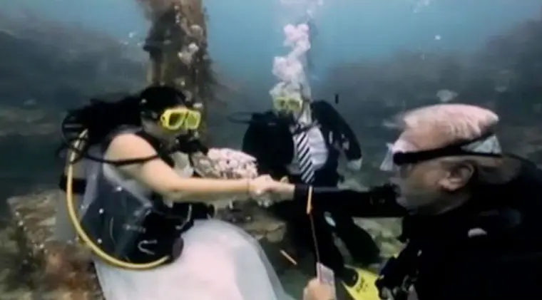 Sepasang pengantin di Florida mengucapkan janji setia sehidup semati di dasar laut.