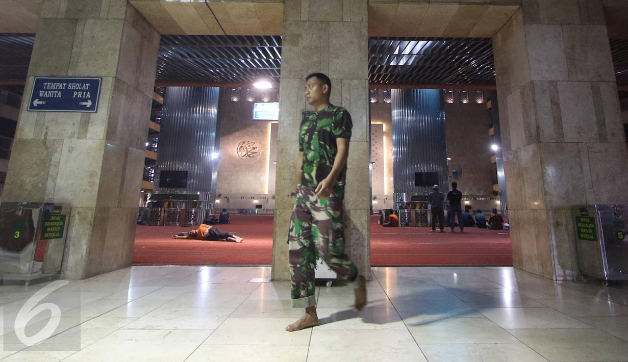 Personel TNI beraktivitas di sekitar Masjid Istiqlal, Jakarta, Rabu (1/3). H-1 jelang kedatangan Raja Arab Saudi Salman bin Abdulaziz al-Saud ke Masjid Istiqlal penjagaan personel TNI mulai tampak di sejumlah sudut. (Liputan6.com/Immanuel Antonius)