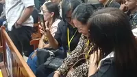 Keluarga Bripda Natanael menangis saat JPU beberkan detik-detik penganiayaan. (Liputan6.com/Ajang Nurdin)
