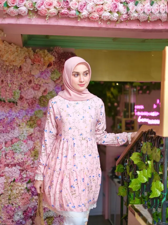 6 Potret Hila Zachira Cucu Elvy Sukaesih yang Punya Paras Menawan