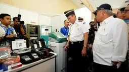 Menteri Perhubungan, Ignasius Jonan (kedua kanan) meninjau salah satu stand Pameran Transportasi Indonesia 2015, Jakarta, Rabu (16/9/2015). Pameran bertema Perkuat Keselamatan dan Kualitas Pelayanan Transportasi Publik. (Liputan6.com/Helmi Fithriansyah)