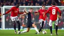 Pemain AZ Alkmaar Dani de Wit (kedua kiri) dikelilingi pemain Manchester United saat pertandingan Grup L Liga Europa di Old Trafford, Manchester, Inggris, Kamis (12/12/2019). Manchester United menang 4-0. (AP Photo/Dave Thompson)