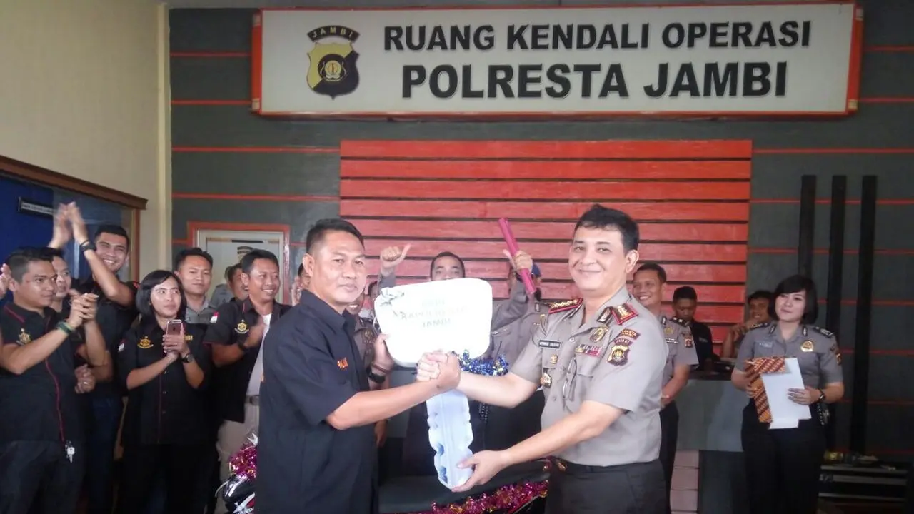 Kapolresta Jambi bagi-bagi motor